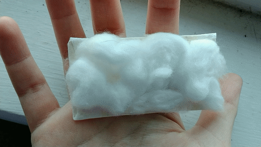 GIF of a flashcard being flipped, one side says フワフワ, and the other side is fluffy cotton balls to show texture.
